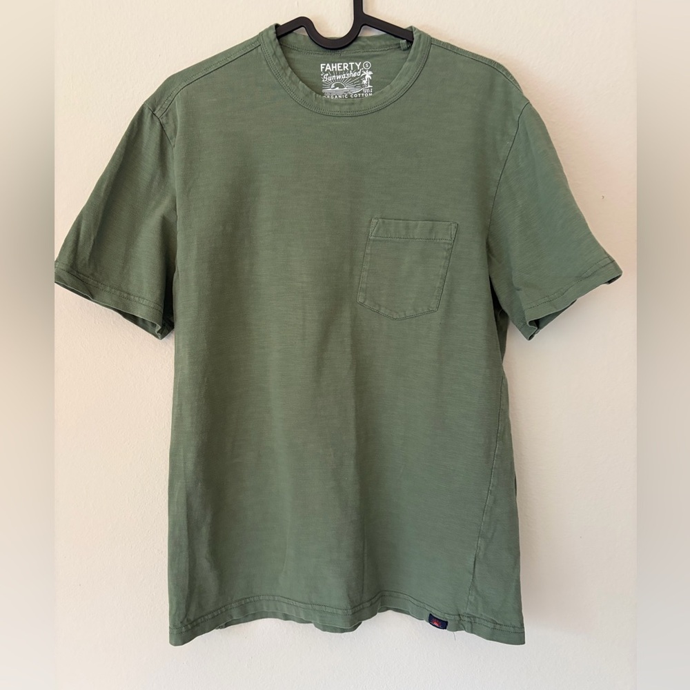 Faherty Short-Sleeve Sunwashed Pocket Tee in Green